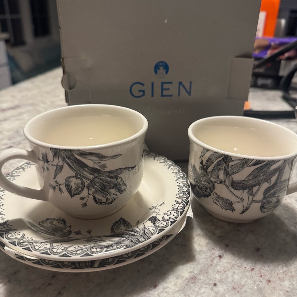 Gien Tulip Teacup and Saucer Set